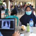 Petugas kesehatan melakukan pemeriksaan TBC kepada warga dalam program skrining keliling di Kota Tangerang.