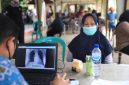 Petugas kesehatan melakukan pemeriksaan TBC kepada warga dalam program skrining keliling di Kota Tangerang.