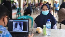Petugas kesehatan melakukan pemeriksaan TBC kepada warga dalam program skrining keliling di Kota Tangerang.
