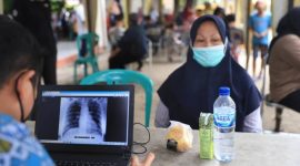 Petugas kesehatan melakukan pemeriksaan TBC kepada warga dalam program skrining keliling di Kota Tangerang.