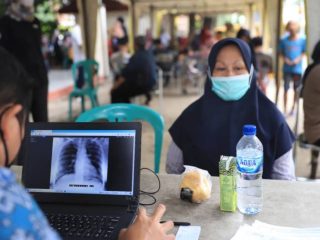 Petugas kesehatan melakukan pemeriksaan TBC kepada warga dalam program skrining keliling di Kota Tangerang.