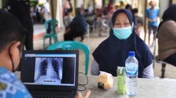 Petugas kesehatan melakukan pemeriksaan TBC kepada warga dalam program skrining keliling di Kota Tangerang.