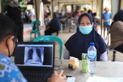Petugas kesehatan melakukan pemeriksaan TBC kepada warga dalam program skrining keliling di Kota Tangerang.