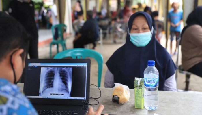 Petugas kesehatan melakukan pemeriksaan TBC kepada warga dalam program skrining keliling di Kota Tangerang.