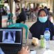 Petugas kesehatan melakukan pemeriksaan TBC kepada warga dalam program skrining keliling di Kota Tangerang.