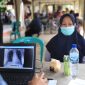Petugas kesehatan melakukan pemeriksaan TBC kepada warga dalam program skrining keliling di Kota Tangerang.