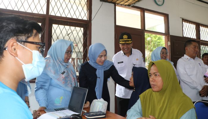 Petugas melakukan normalisasi sungai di wilayah Kabupaten Serang sebagai bagian dari program penataan lingkungan dan pengendalian banjir pemerintahan Zakiyah–Najib.