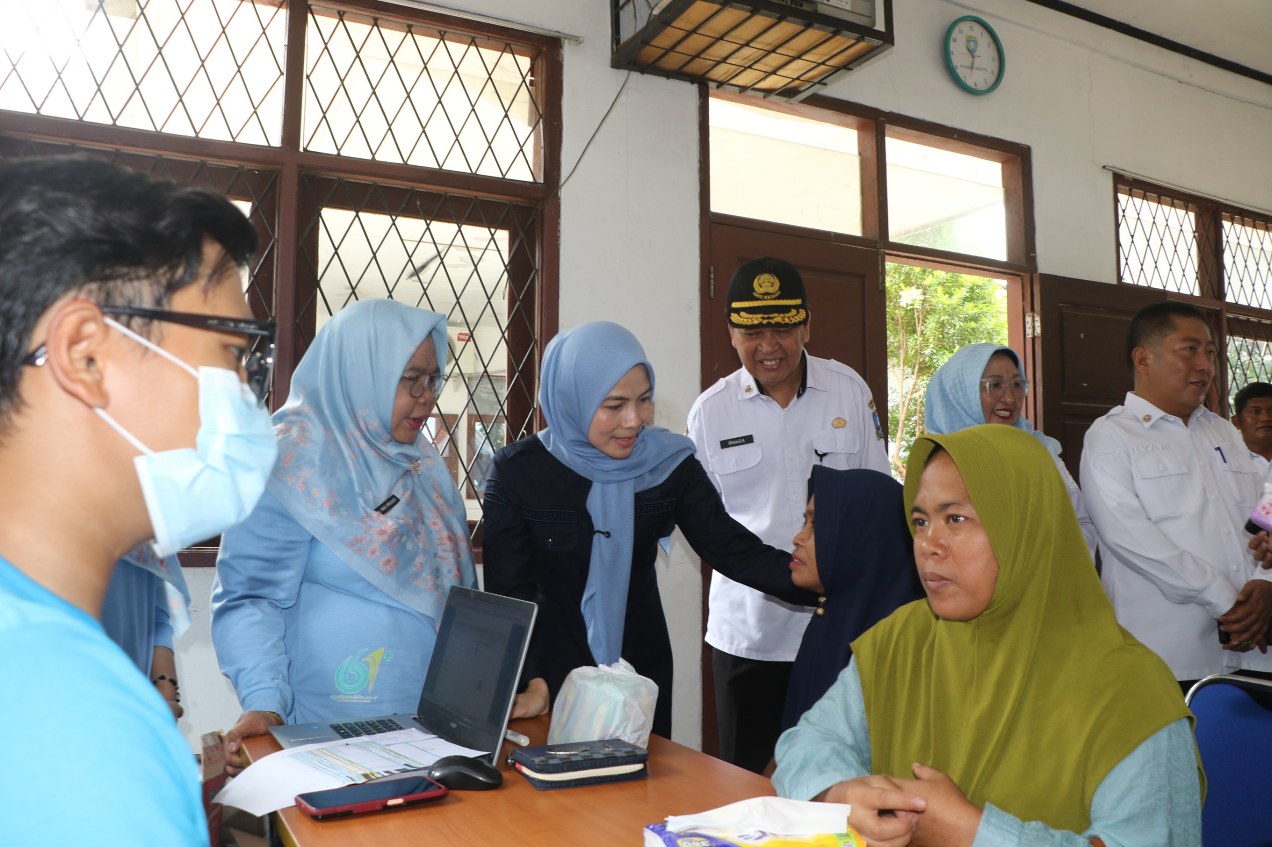 Petugas melakukan normalisasi sungai di wilayah Kabupaten Serang sebagai bagian dari program penataan lingkungan dan pengendalian banjir pemerintahan Zakiyah–Najib.
