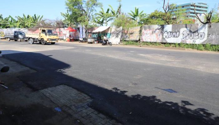 Petugas melakukan pengaspalan ulang di Jalan Puri Beta, Kota Tangerang, usai kerusakan parah akibat tingginya curah hujan beberapa waktu terakhir.