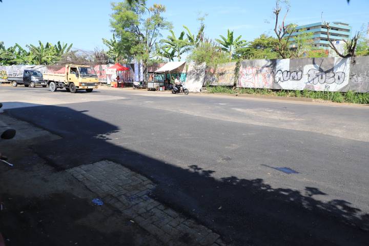 Petugas melakukan pengaspalan ulang di Jalan Puri Beta, Kota Tangerang, usai kerusakan parah akibat tingginya curah hujan beberapa waktu terakhir.