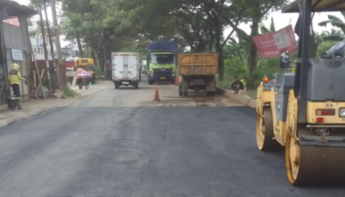 Petugas melakukan perbaikan Jalan Raya Perancis di Kecamatan Benda, Kota Tangerang, yang menjadi jalur utama menuju Bandara Soekarno-Hatta dan kawasan industri pergudangan.