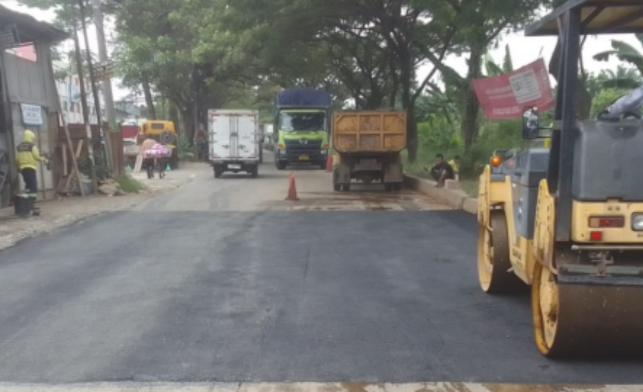 Petugas melakukan perbaikan Jalan Raya Perancis di Kecamatan Benda, Kota Tangerang, yang menjadi jalur utama menuju Bandara Soekarno-Hatta dan kawasan industri pergudangan.