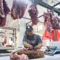 Pemkot Tangerang menggalakkan gerakan Iduladha tanpa plastik pada 2026. Warga dan panitia kurban diajak menggunakan besek bambu, daun pisang, dan wadah ramah lingkungan untuk mengurangi sampah plastik.