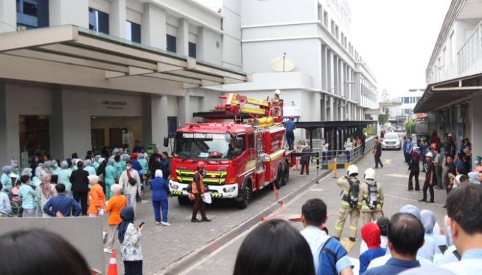 Primaya Hospital Tangerang bersama BPBD Kota Tangerang menggelar simulasi gempa megathrust dan kebakaran. Puluhan tenaga medis dilatih melakukan evakuasi pasien dalam kondisi darurat.