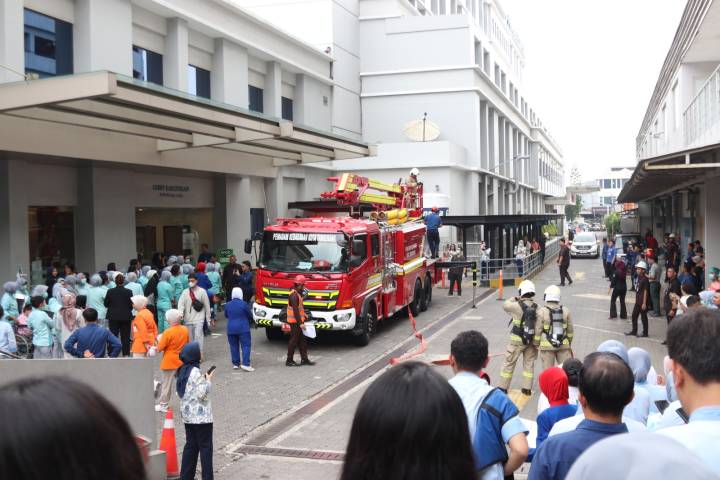 Primaya Hospital Tangerang bersama BPBD Kota Tangerang menggelar simulasi gempa megathrust dan kebakaran. Puluhan tenaga medis dilatih melakukan evakuasi pasien dalam kondisi darurat.