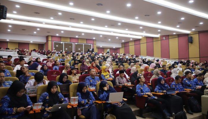 Program Studi PGMI UIN Banten menggelar Seminar AI dan Robotik untuk menyiapkan calon guru menghadapi transformasi pendidikan digital. Teknologi AI dinilai menjadi kunci pembelajaran masa depan.