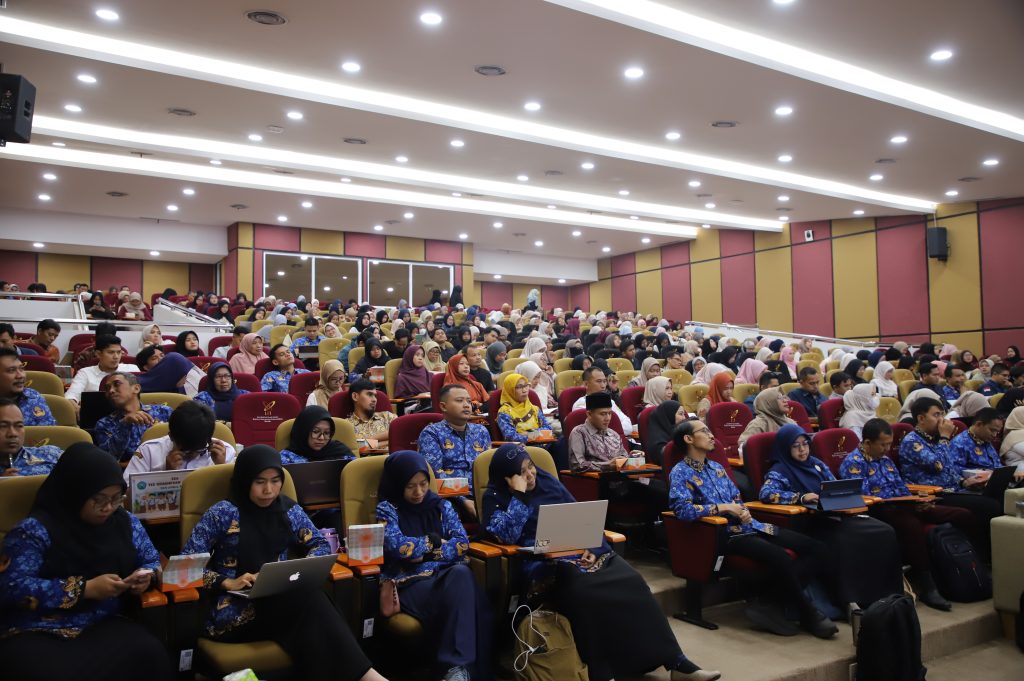 Program Studi PGMI UIN Banten menggelar Seminar AI dan Robotik untuk menyiapkan calon guru menghadapi transformasi pendidikan digital. Teknologi AI dinilai menjadi kunci pembelajaran masa depan.