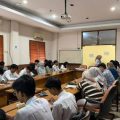 Puluhan pencari kerja mengikuti proses seleksi rekrutmen PT Starkleen bersama Disnaker Kota Tangerang di Gedung Disnaker lantai 2
