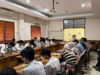 Puluhan pencari kerja mengikuti proses seleksi rekrutmen PT Starkleen bersama Disnaker Kota Tangerang di Gedung Disnaker lantai 2
