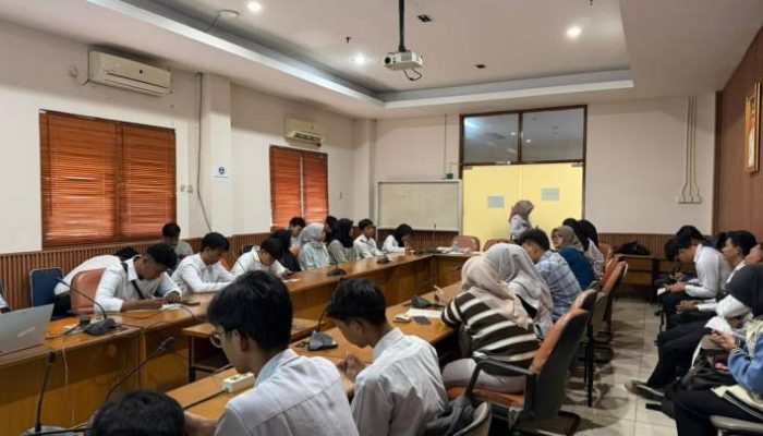 Puluhan pencari kerja mengikuti proses seleksi rekrutmen PT Starkleen bersama Disnaker Kota Tangerang di Gedung Disnaker lantai 2