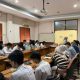 Puluhan pencari kerja mengikuti proses seleksi rekrutmen PT Starkleen bersama Disnaker Kota Tangerang di Gedung Disnaker lantai 2