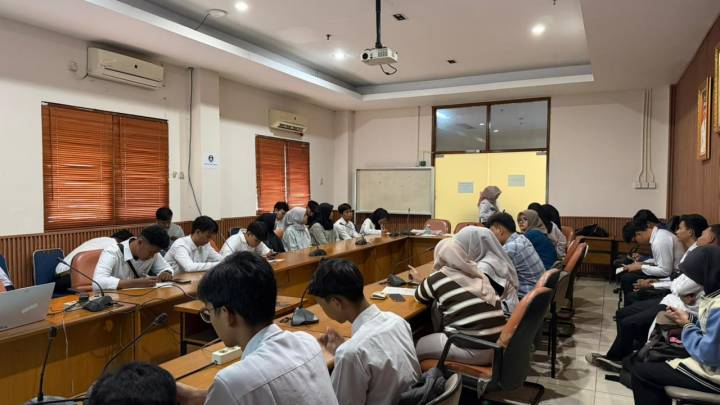 Puluhan pencari kerja mengikuti proses seleksi rekrutmen PT Starkleen bersama Disnaker Kota Tangerang di Gedung Disnaker lantai 2
