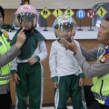 Puluhan siswa TK Islam Gunung Jati antusias mengikuti kegiatan Polisi Sahabat Anak di Polres Metro Tangerang Kota, mencoba mobil patroli dan belajar keselamatan lalu lintas.