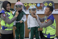 Puluhan siswa TK Islam Gunung Jati antusias mengikuti kegiatan Polisi Sahabat Anak di Polres Metro Tangerang Kota, mencoba mobil patroli dan belajar keselamatan lalu lintas.