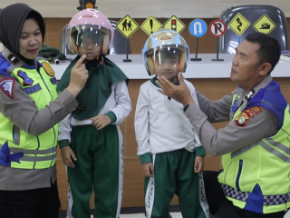 Puluhan siswa TK Islam Gunung Jati antusias mengikuti kegiatan Polisi Sahabat Anak di Polres Metro Tangerang Kota, mencoba mobil patroli dan belajar keselamatan lalu lintas.