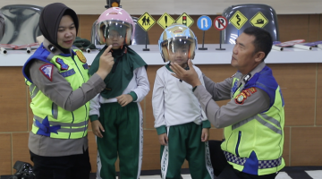 Puluhan siswa TK Islam Gunung Jati antusias mengikuti kegiatan Polisi Sahabat Anak di Polres Metro Tangerang Kota, mencoba mobil patroli dan belajar keselamatan lalu lintas.