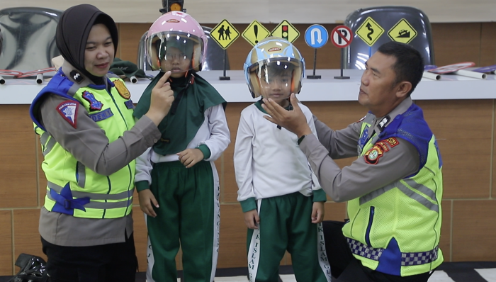 Puluhan siswa TK Islam Gunung Jati antusias mengikuti kegiatan Polisi Sahabat Anak di Polres Metro Tangerang Kota, mencoba mobil patroli dan belajar keselamatan lalu lintas.