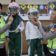 Puluhan siswa TK Islam Gunung Jati antusias mengikuti kegiatan Polisi Sahabat Anak di Polres Metro Tangerang Kota, mencoba mobil patroli dan belajar keselamatan lalu lintas.