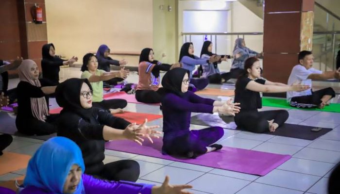 Puluhan warga mengikuti kelas yoga gratis yang diselenggarakan Dispora Kota Tangerang di Gedung Cisadane. Program ini menjadi salah satu upaya meningkatkan budaya hidup sehat di tengah masyarakat.