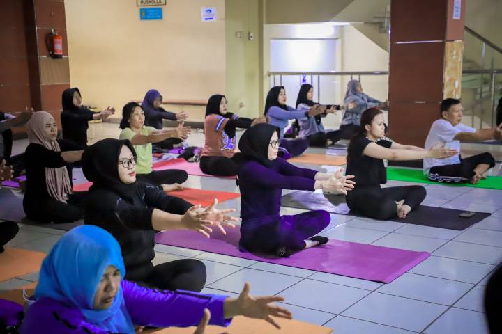 Puluhan warga mengikuti kelas yoga gratis yang diselenggarakan Dispora Kota Tangerang di Gedung Cisadane. Program ini menjadi salah satu upaya meningkatkan budaya hidup sehat di tengah masyarakat.