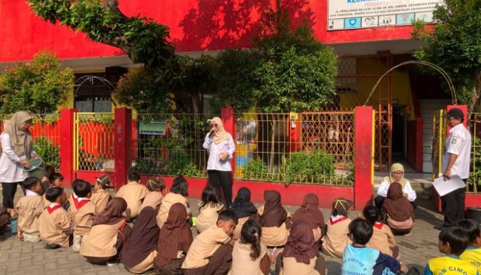 Puskesmas Karawaci Baru Kota Tangerang menggelar program UKGS dan cek kesehatan gratis di SDN Cimone 5. Siswa diajari cara sikat gigi yang benar hingga mendapat fluor varnish untuk mencegah gigi berlubang.
