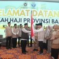 Ratusan jemaah haji asal Kabupaten Lebak saat diberangkatkan menuju Asrama Haji Cipondoh, Tangerang, dengan iringan doa dan tangis haru keluarga.