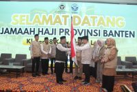 Ratusan jemaah haji asal Kabupaten Lebak saat diberangkatkan menuju Asrama Haji Cipondoh, Tangerang, dengan iringan doa dan tangis haru keluarga.