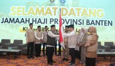 Ratusan jemaah haji asal Kabupaten Lebak saat diberangkatkan menuju Asrama Haji Cipondoh, Tangerang, dengan iringan doa dan tangis haru keluarga.