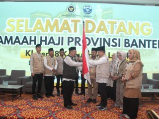 Ratusan jemaah haji asal Kabupaten Lebak saat diberangkatkan menuju Asrama Haji Cipondoh, Tangerang, dengan iringan doa dan tangis haru keluarga.