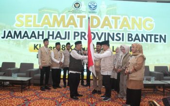 Ratusan jemaah haji asal Kabupaten Lebak saat diberangkatkan menuju Asrama Haji Cipondoh, Tangerang, dengan iringan doa dan tangis haru keluarga.