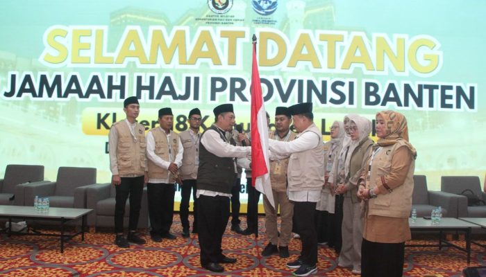 Ratusan jemaah haji asal Kabupaten Lebak saat diberangkatkan menuju Asrama Haji Cipondoh, Tangerang, dengan iringan doa dan tangis haru keluarga.