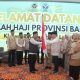 Ratusan jemaah haji asal Kabupaten Lebak saat diberangkatkan menuju Asrama Haji Cipondoh, Tangerang, dengan iringan doa dan tangis haru keluarga.