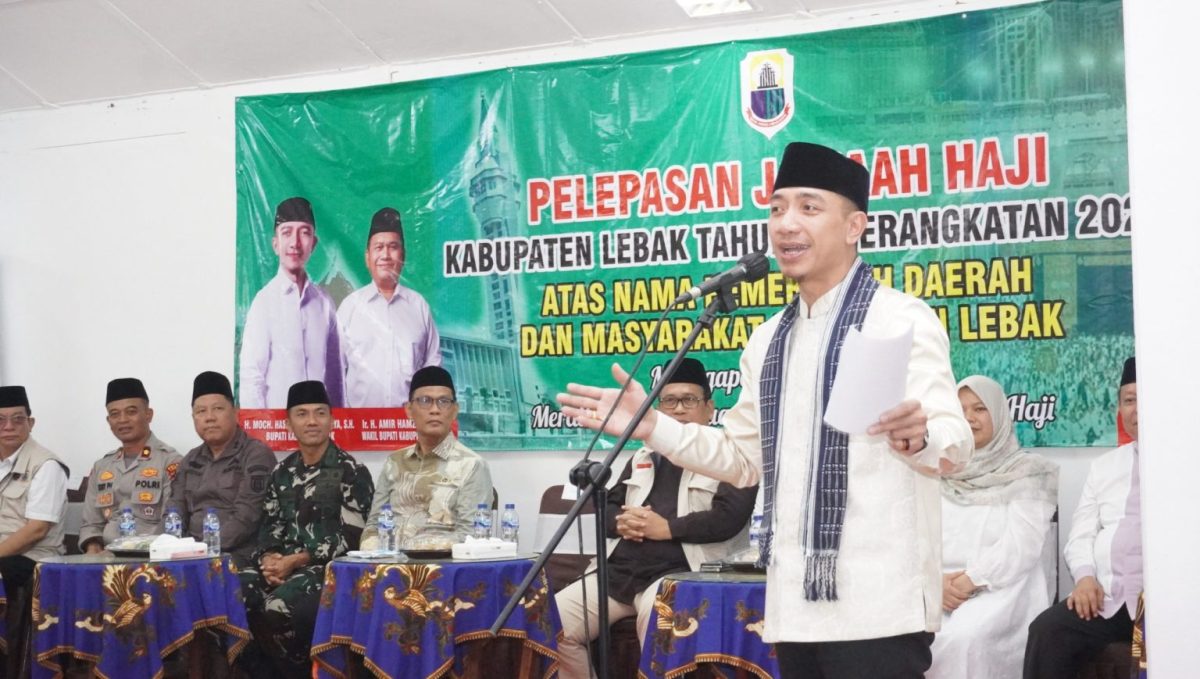 Ratusan jemaah haji asal Kabupaten Lebak menaiki bus menuju Asrama Haji Cipondoh, Tangerang, diiringi tangis dan doa keluarga.