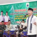 Ratusan jemaah haji asal Kabupaten Lebak menaiki bus menuju Asrama Haji Cipondoh, Tangerang, diiringi tangis dan doa keluarga.