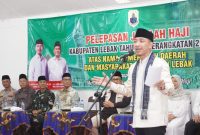 Ratusan jemaah haji asal Kabupaten Lebak menaiki bus menuju Asrama Haji Cipondoh, Tangerang, diiringi tangis dan doa keluarga.