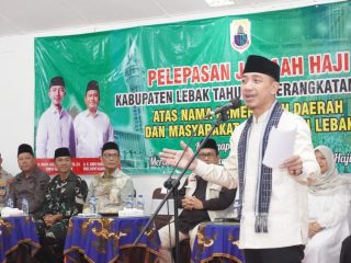 Ratusan jemaah haji asal Kabupaten Lebak menaiki bus menuju Asrama Haji Cipondoh, Tangerang, diiringi tangis dan doa keluarga.