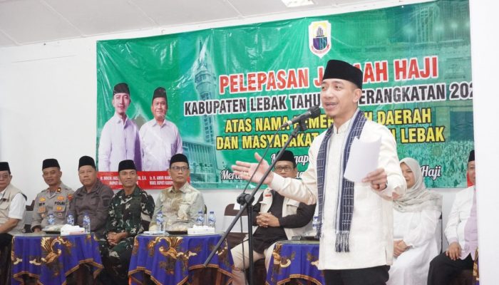 Ratusan jemaah haji asal Kabupaten Lebak menaiki bus menuju Asrama Haji Cipondoh, Tangerang, diiringi tangis dan doa keluarga.