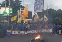Ratusan massa PMII Banten menggelar aksi May Day 2026 di Perempatan Ciceri, Kota Serang, menyoroti isu buruh dan krisis pendidikan, di Perempatan Ciceri, Kota Serang, Sabtu, 2 Mei 2026 (Dok. Kilas Banten)