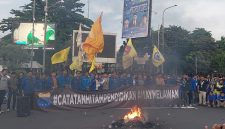 Ratusan massa PMII Banten menggelar aksi May Day 2026 di Perempatan Ciceri, Kota Serang, menyoroti isu buruh dan krisis pendidikan, di Perempatan Ciceri, Kota Serang, Sabtu, 2 Mei 2026 (Dok. Kilas Banten)
