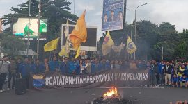 Ratusan massa PMII Banten menggelar aksi May Day 2026 di Perempatan Ciceri, Kota Serang, menyoroti isu buruh dan krisis pendidikan, di Perempatan Ciceri, Kota Serang, Sabtu, 2 Mei 2026 (Dok. Kilas Banten)